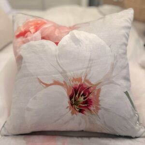 TED BAKER pair of throw pillows (2)